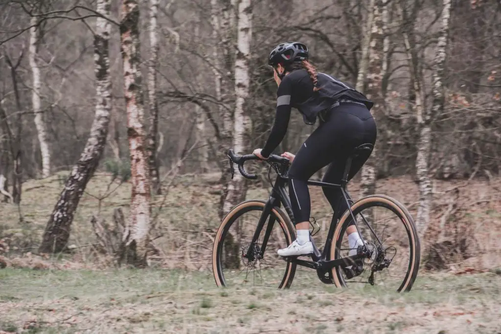what's the difference between a gravel bike and a hybrid bike