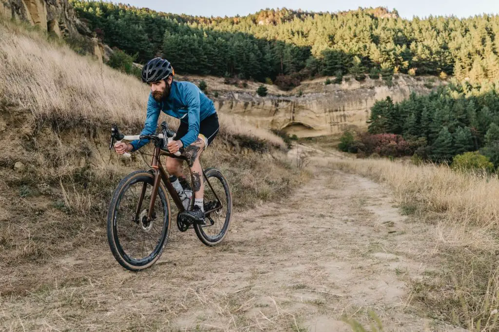 difference between hybrid and gravel bike